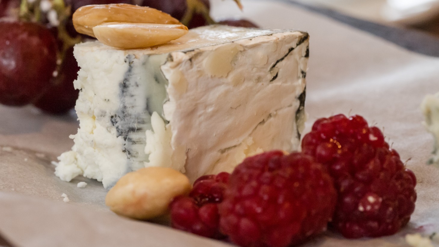 大块蓝纹奶酪配坚果和覆盆子