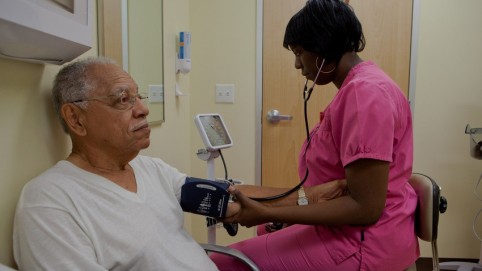 护士检查一个老人的血压