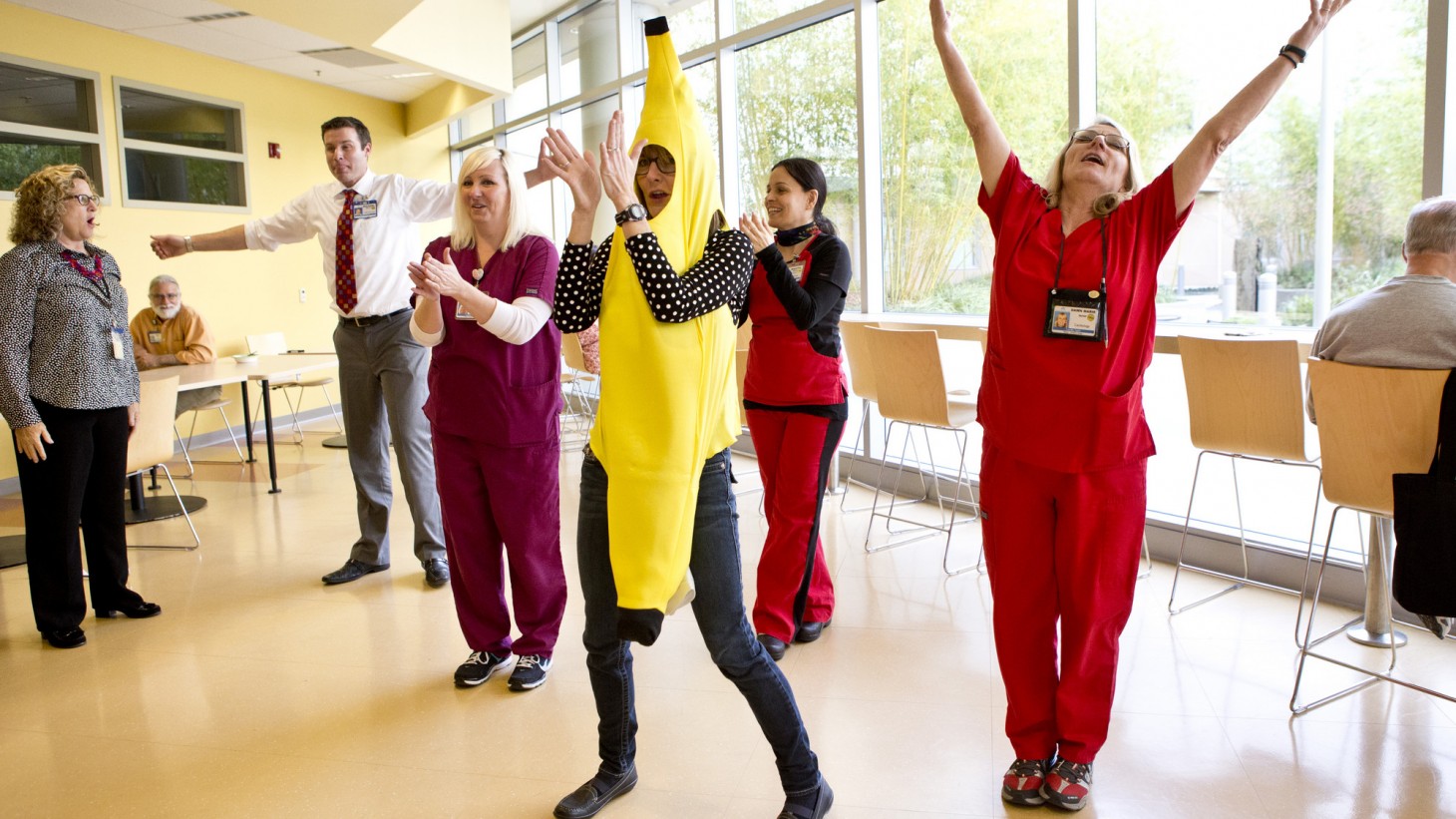 医护人员(其中一人穿了一根大香蕉)一起锻炼