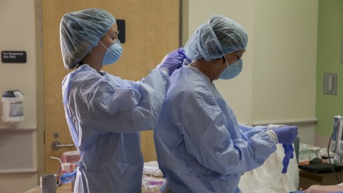 两个卫生保健工作者长袍进行手术