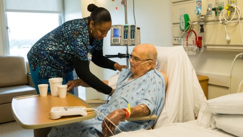 照顾者与老年病人在医院的房间