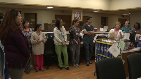 一个医疗保健小组的成员在护士站挤作一团