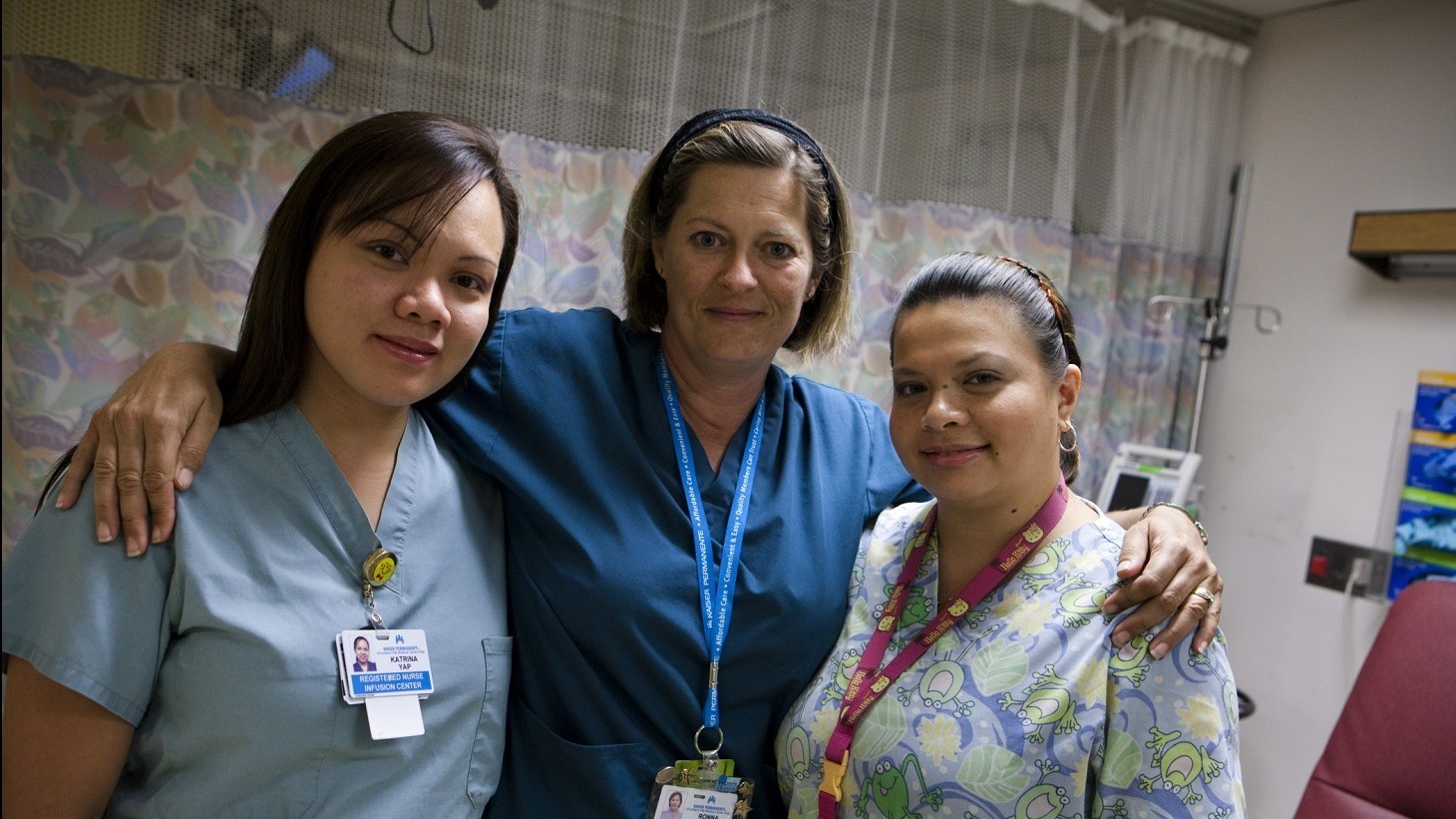 三个穿着蓝色手术服的护士